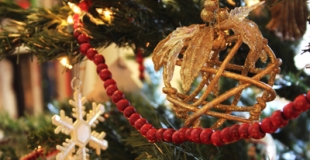 Une décoration de sapin de Noël réussie